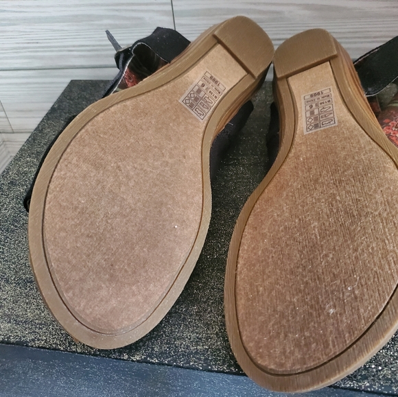 Big girls Blowfish sandals size 6 - Picture 4 of 4